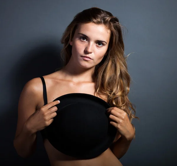 Sexy Frau in Dessous mit Hut, die Brust bedeckt — Stockfoto