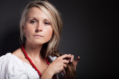 Halk kadın folklor giysili bir örgü örgü