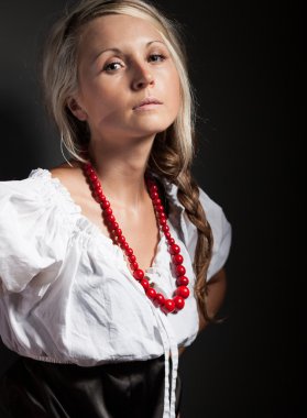 Halk kadın folklor giysili bir örgü örgü