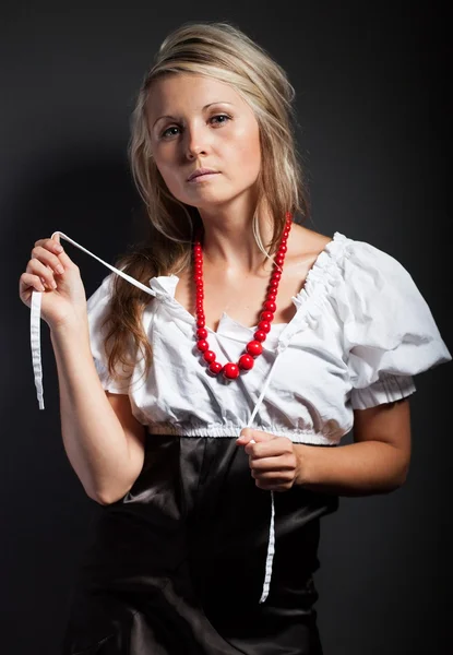 Volksfrau in Tracht, die einen Zopf flechtet — Stockfoto