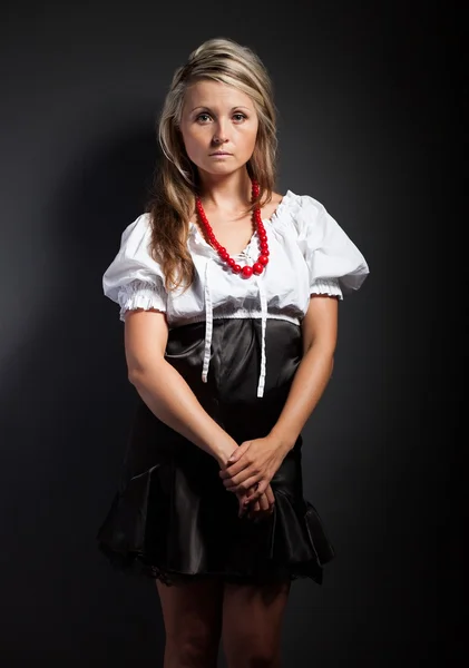 Volksfrau in Tracht, die einen Zopf flechtet — Stockfoto