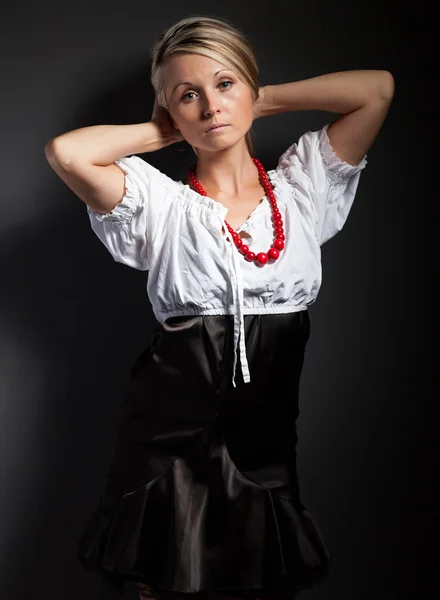 Folk vrouw in folklore kleren vlechten een plait — Stockfoto
