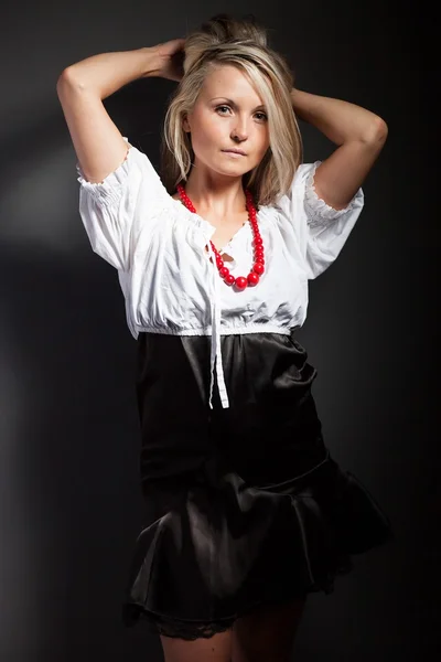 Volksfrau in Tracht, die einen Zopf flechtet — Stockfoto