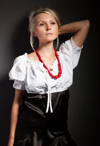 Volksfrau in Tracht, die einen Zopf flechtet — Stockfoto