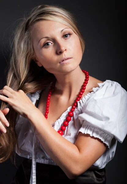 Volksfrau in Tracht, die einen Zopf flechtet — Stockfoto