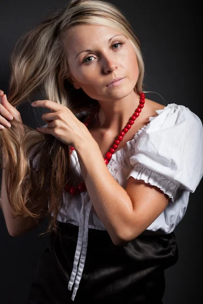 Ludowe kobieta w folklor ubrania oplatania warkocz — Zdjęcie stockowe