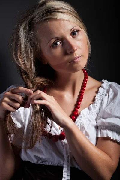 Folk vrouw in folklore kleren vlechten een plait — Stockfoto