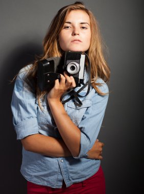 eski kamera ile düşünme fotoğrafçı kadın