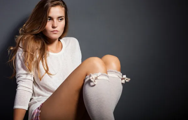Sexy giovane donna che indossa calzini e t-shirt bianca — Foto Stock