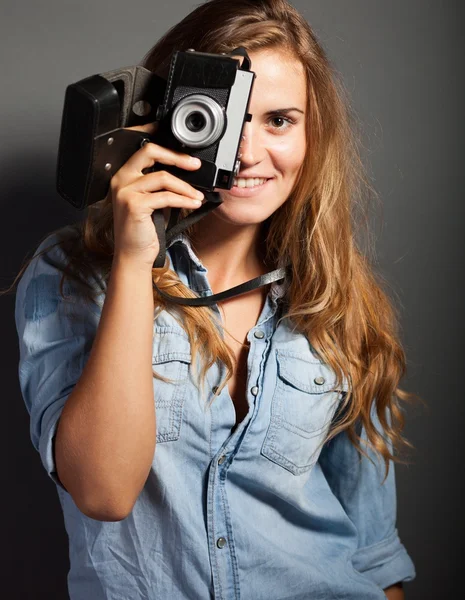 바보 같은 사진 여자 사진 오래 된 카메라를 복용 — 스톡 사진
