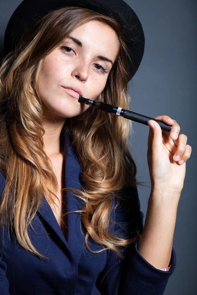 Mulher elegante segurando e fumando e cigarro — Fotografia de Stock