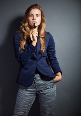 e-sigara giyen takım elbise ile zarif kadın