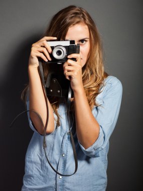 eski kamera ile fotoğraf çekmeye Kot ceket fotoğrafçı