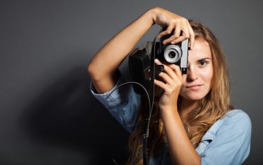 eski kamera ile fotoğraf çekmeye Kot ceket fotoğrafçı