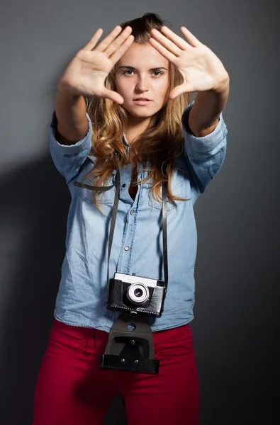 Photographer woman looking for frame using hands with old camera — Stock Photo, Image