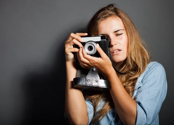 Photographer woman holding old camera, taking pictures — Stock Photo, Image