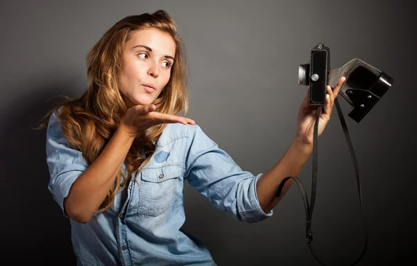 Fotógrafa mujer tomando fotos a sí misma con cámara vieja —  Fotos de Stock