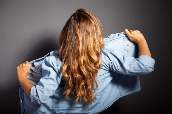 Сексуальная женщина, стоящая в джинсовой рубашке — стоковое фото