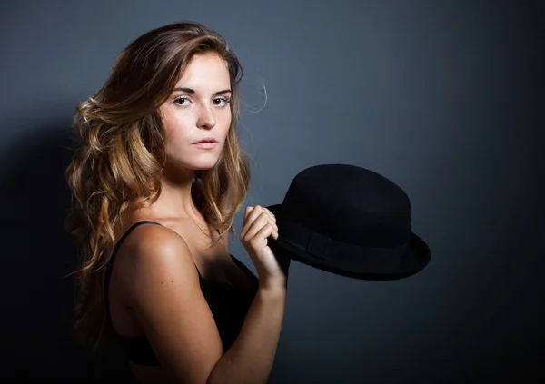 Sexy junge Frau in Dessous und Hut, dunkler Hintergrund — Stockfoto