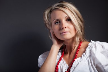 Halk kadın folklor giysili bir örgü örgü