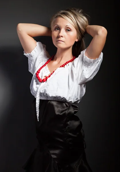 Folk kvinna i folklore kläder fläta en fläta — Stockfoto