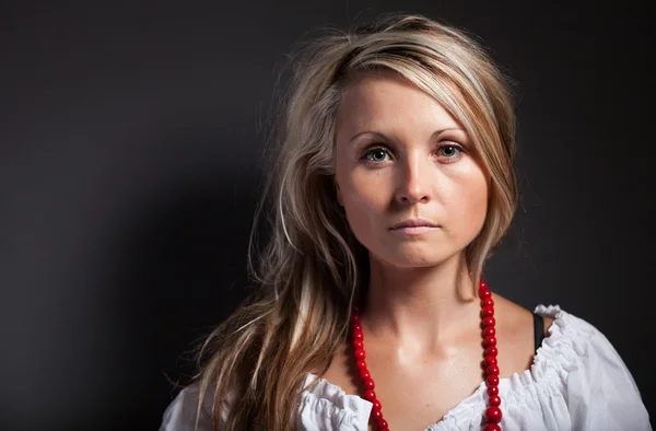 Folk vrouw in folklore kleren vlechten een plait — Stockfoto