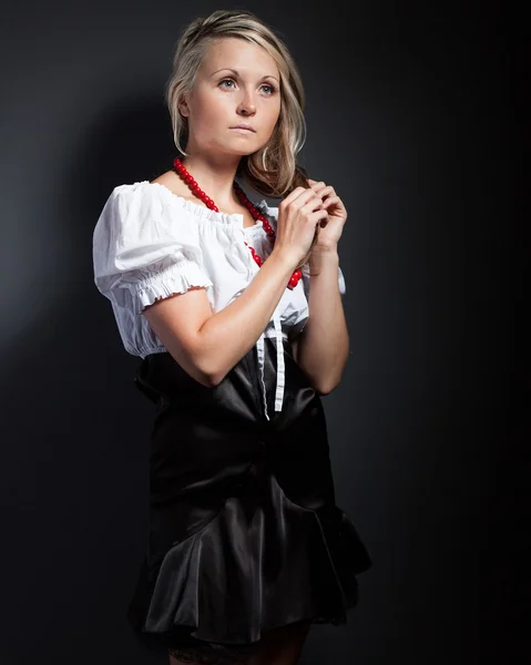 Folk vrouw in folklore kleren vlechten een plait — Stockfoto