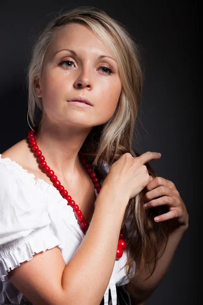 Ludowe kobieta w folklor ubrania oplatania warkocz — Zdjęcie stockowe