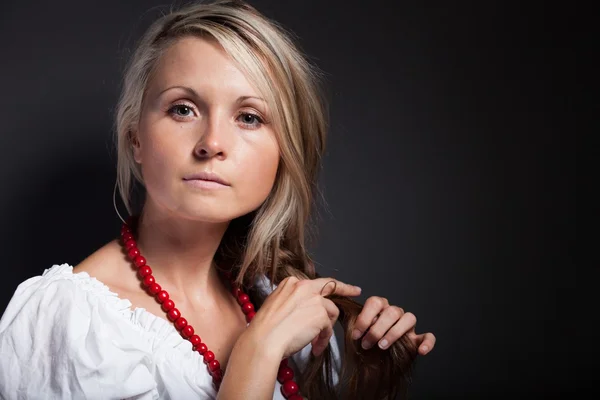 Volksfrau in Tracht, die einen Zopf flechtet — Stockfoto