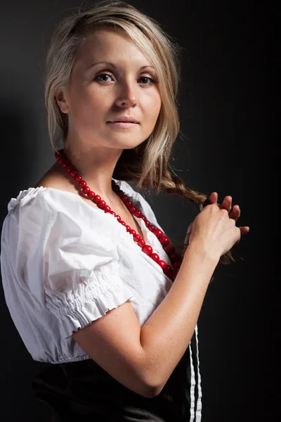 Volksfrau in Tracht, die einen Zopf flechtet — Stockfoto