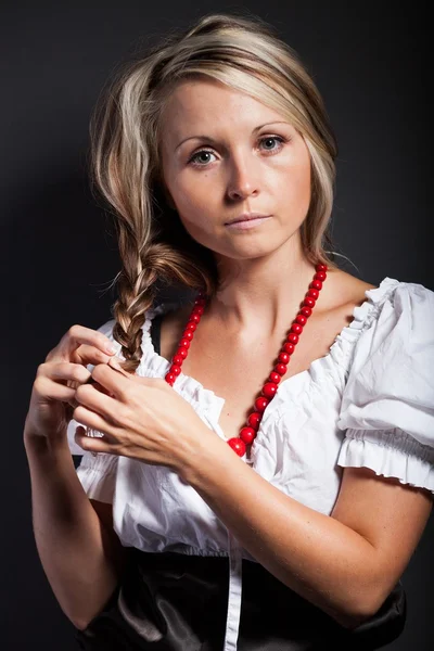 Lidových žena v šatech folklóru pletení zaplést — Stock fotografie