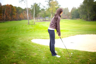 kadın oyuncu golf kursunda eğitim, atış hazırlanıyor