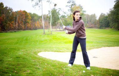 kadın oyuncu golf kursunda eğitim, atış hazırlanıyor