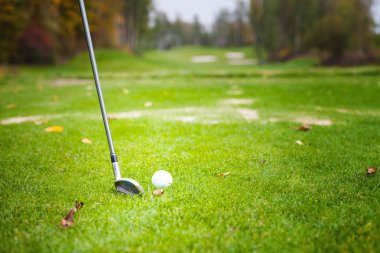 Club tee isabet önce golf topu