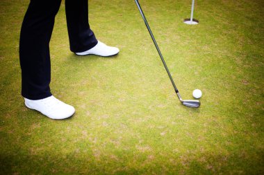 Golf oyuncusu eğitim koyarak top yeşil