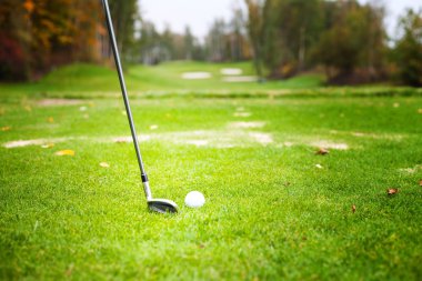 Club tee isabet önce golf topu