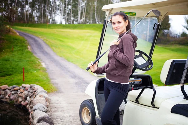 Žena, která stála poblíž golf vozík auto — Stock fotografie