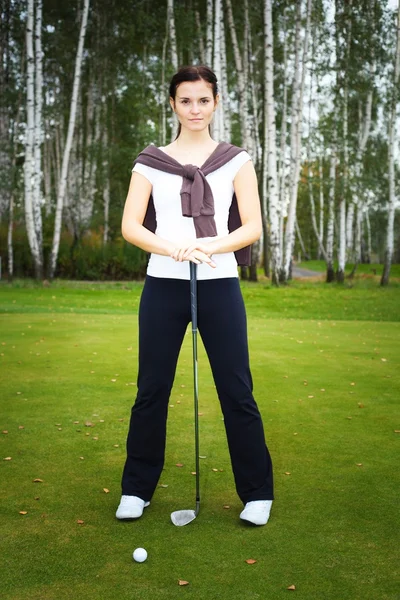 Mulher jogador de golfe formação em verde com clube — Fotografia de Stock