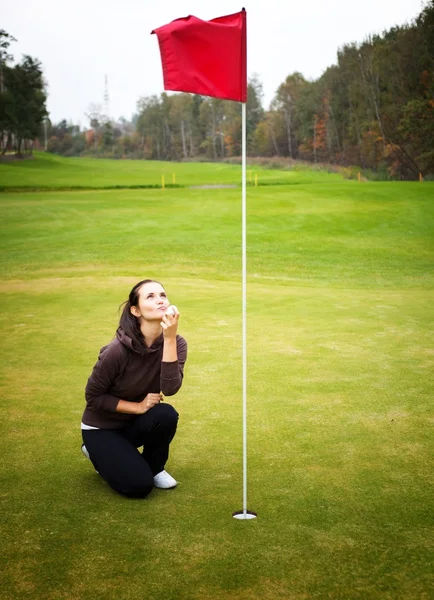 Yeşil, genç kadın golf oyuncu topu öpüyor — Stok fotoğraf