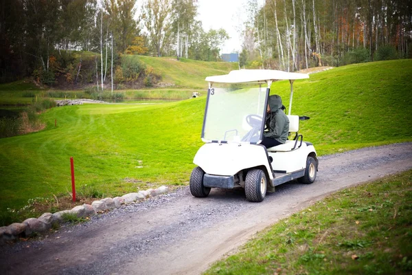 Giovane donna guida golf cart — Foto Stock