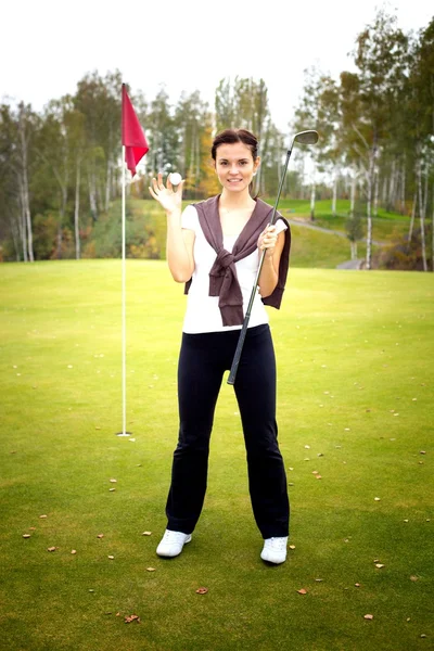 Junge Golferin mit Ball und Schläger — Stockfoto