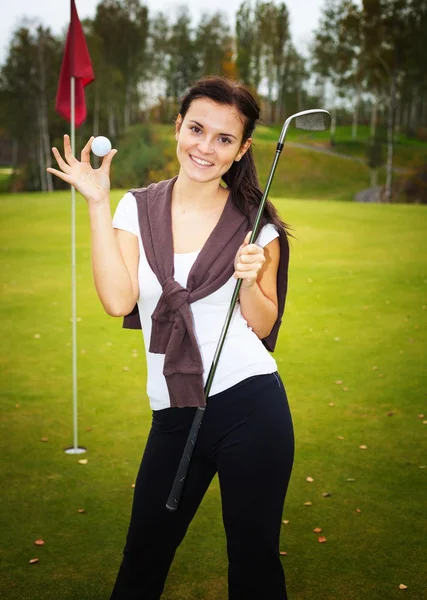 Giovane giocatrice di golf con palla e mazza — Foto Stock