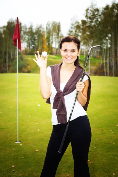 Молодая гольфистка с мячом и клюшкой — стоковое фото