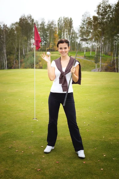 Jeune joueuse de golf avec balle et club — Photo