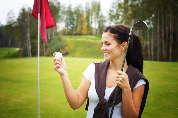Jonge vrouw golfspeler op zoek naar bal met club — Stockfoto