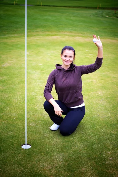 Νεαρή γυναίκα παίκτης γκολφ έχει μπάλα δίνοντας μπράβο σημάδι — Φωτογραφία Αρχείου