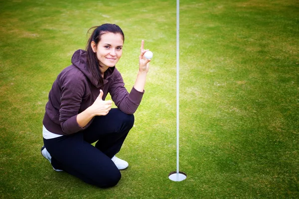 Ung kvinna golf spelare hålla bollen ger perfekt skott — Stockfoto