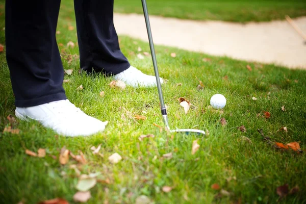 Jogando golfe com clube e bola, preparando tiro — Fotografia de Stock
