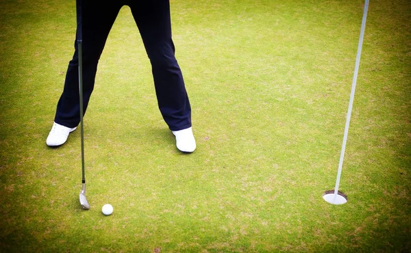 Golf speler opleiding brengen bal op groen — Stockfoto