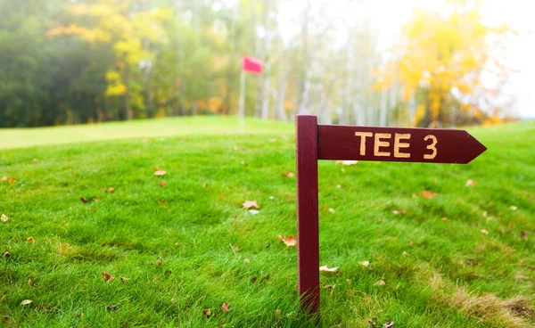 Campo de golf de otoño con verde, signo de tee —  Fotos de Stock